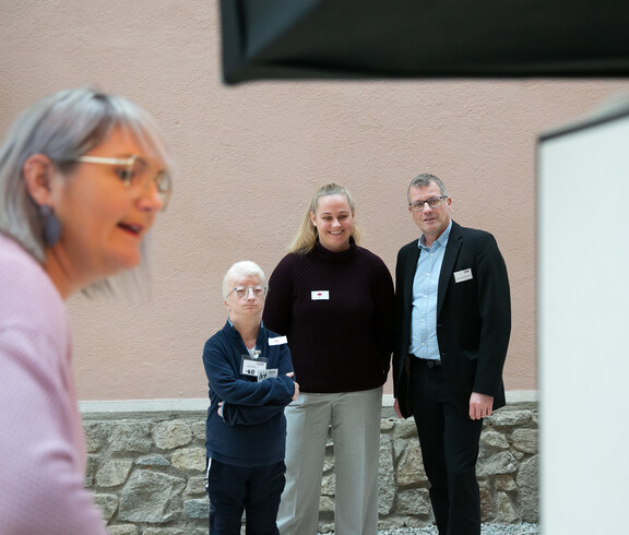 Fotografieren vor der Fotobox beim PWS-Fachdialog 2025