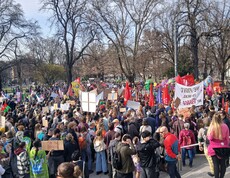 Demonstranten und Demonstrantinnen versammeln sich beim Feministischen Kampftag 2026 mit Transparenten vor dem Linzer Musiktheater. 