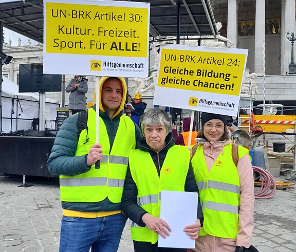Eine Gruppe der Hilfsgemeinschaft der Blinden- und Sehschwachen Österreichs bei der Baustelle Inklusion 2025 vor dem Parlament in Wien.