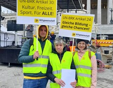 Eine Gruppe der Hilfsgemeinschaft der Blinden- und Sehschwachen Österreichs bei der Baustelle Inklusion 2025 vor dem Parlament in Wien.