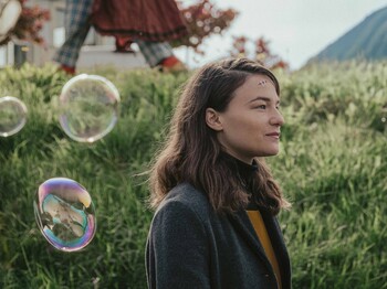 Frau blickt in die Ferne