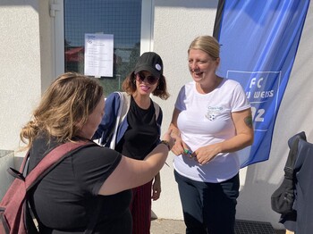 Celina vom Inklusiven Redaktionsteam interviewt Birgit von der Organisationsentwicklung